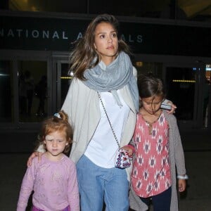 Jessica Alba à l'aéroport de Lax avec ses filles Honor et Haven ainsi que son mari Cash Warren qui marche avec des béquilles à Los Angeles le 2 janvier 2016.