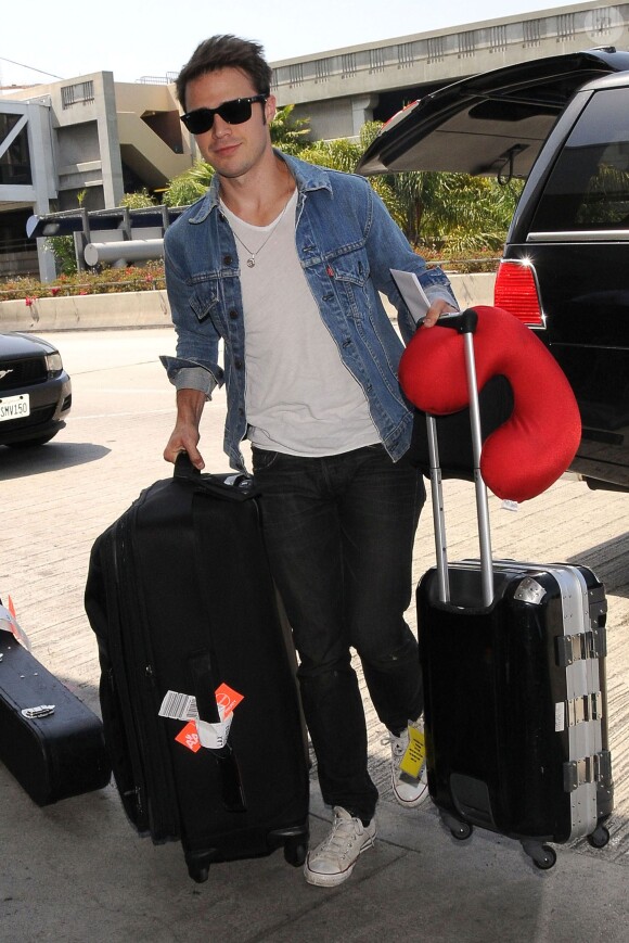 Kris Allen arrive à l'aéroport de Los Angeles, le 24 mai 2012