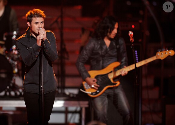 Kris Allen lors de la finale d'American Idol qu'il a remporté face à Adam Lambert, à Los Angeles, le 26 mai 2010