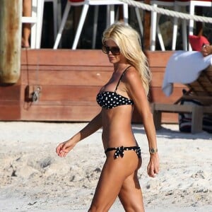 Victoria Silvstedt à Saint Barth' sur la plage de St Jean, le 4 janvier 2016