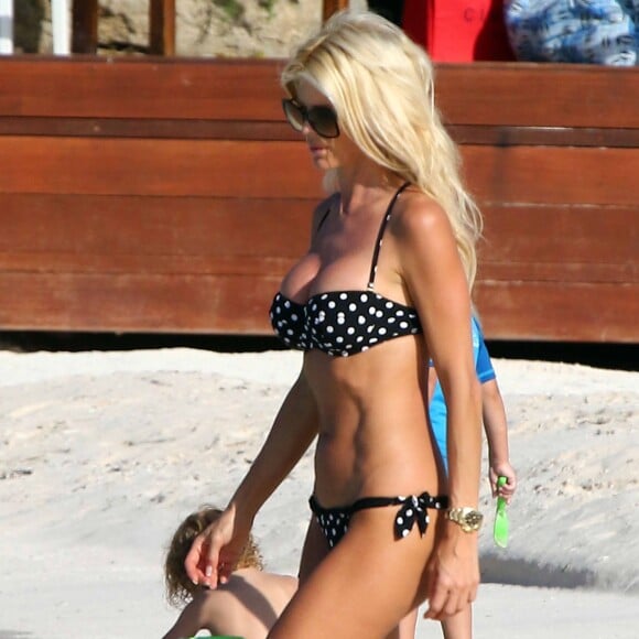 Victoria Silvstedt se détend à Saint Barth' sur la plage de St Jean, le 4 janvier 2016