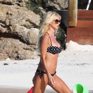 Victoria Silvstedt à Saint Barth' sur la plage de St Jean, le 4 janvier 2016