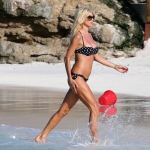 La divine Victoria Silvstedt à Saint Barth' sur la plage de St Jean, le 4 janvier 2016