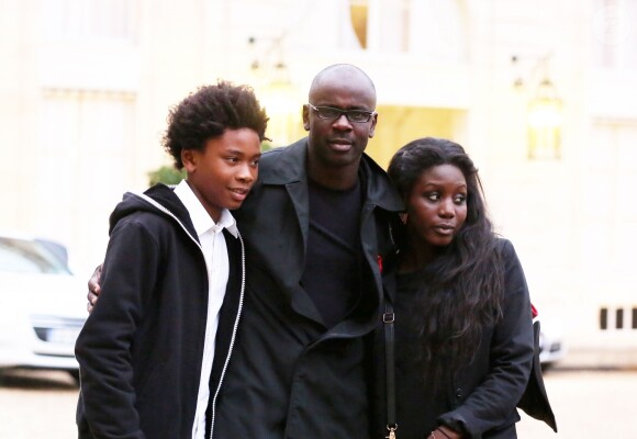 Lilian Thuram et son fils Khephren après avoir été élevé au grade d'Officier de la Légion d'honneur par le président de la République François Hollande au palais de l'Elysée à Paris le 17 septembre 2013