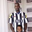  Lilian Thuram et son fils Marcus à Turin après s'être engagé avec la Juventus, le 18 juillet 2001 