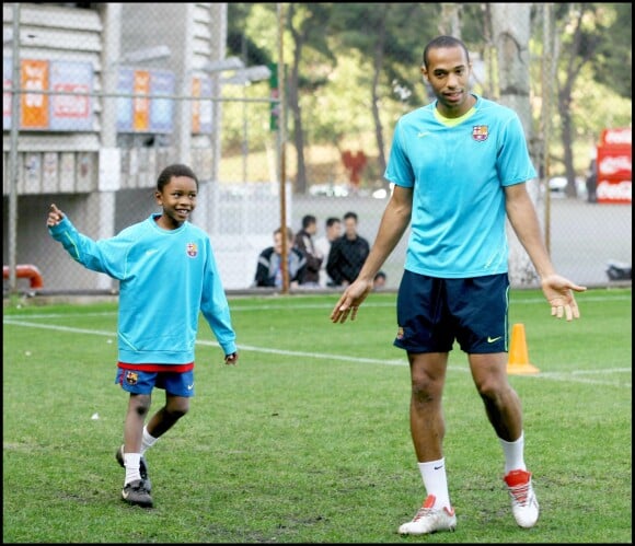 Kephren, le fils de Lilian Thuram, à l'entraînement du FC Barcelone, le 30 octobre 2007 à Barcelone avec Thierry Henry