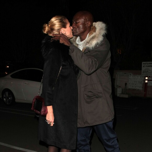 Heidi Klum et son ex mari Seal emmènent leurs enfants Henry, Johan, Leni, et Lou diner au restaurant «Matsuhisa» pour Noël à Beverly Hills. Heidi et Seal se font un "smack" avant de se quitter! Le 24 décembre 2015