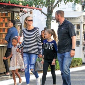 Le top Model Heidi Klum fait du shopping en famille à Los Angeles avec ses enfants Johan, Leni, et Lou ainsi que ses parents Erna et Gunther le 21 novembre 2015.