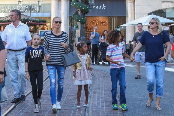 Le top Model Heidi Klum fait du shopping en famille à Los Angeles avec ses enfants Johan, Leni, et Lou ainsi que ses parents Erna et Gunther le 21 novembre 2015