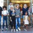 Le top Model Heidi Klum fait du shopping en famille à Los Angeles avec ses enfants Johan, Leni, et Lou ainsi que ses parents Erna et Gunther le 21 novembre 2015.