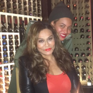 Tina Knowles et sa fille Beyoncé au Del Frisco's Grille à Santa Monica. Photo publiée le 5 janvier 2015.