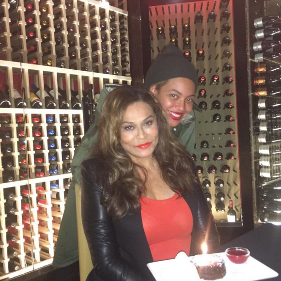 Tina Knowles et sa fille Beyoncé au Del Frisco's Grille à Santa Monica. Photo publiée le 5 janvier 2015.