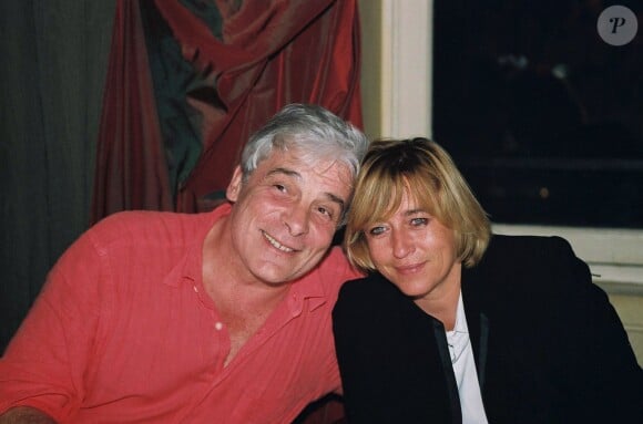 Jacques Weber avec sa femme Christine fêtant ses 52 ans au club Etoile à Paris le 23 août 2001