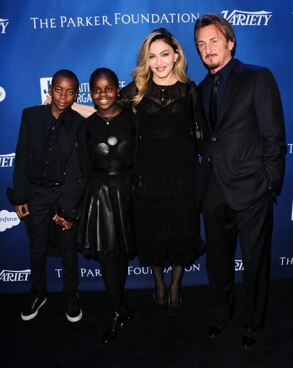 Madonna, ses enfants David et Mercy, et Sean Penn - Gala de la fondation de l'acteur pour Haïti, J/P Haitian Relief Organization, à Los Angeles le 9 janvier 2016.