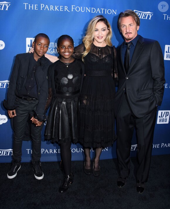 Madonna, ses enfants David et Mercy, et Sean Penn - Gala de la fondation de l'acteur pour Haïti, J/P Haitian Relief Organization, à Los Angeles le 9 janvier 2016.