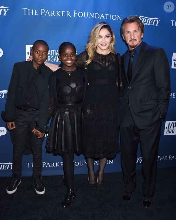 Madonna, ses enfants David et Mercy, et Sean Penn - Gala de la fondation de l'acteur pour Haïti, J/P Haitian Relief Organization, à Los Angeles le 9 janvier 2016.