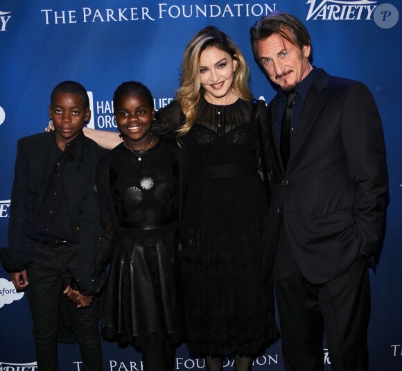 Madonna, ses enfants David et Mercy, et Sean Penn - Gala de la fondation de l'acteur pour Haïti, J/P Haitian Relief Organization, à Los Angeles le 9 janvier 2016.