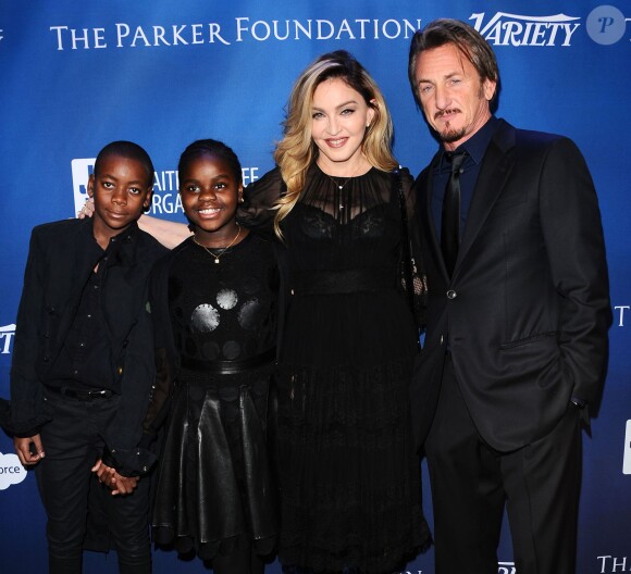 Madonna, ses enfants David et Mercy, et Sean Penn - Gala de la fondation de l'acteur pour Haïti, J/P Haitian Relief Organization, à Los Angeles le 9 janvier 2016.