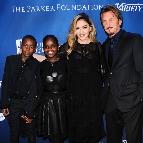 Madonna, ses enfants David et Mercy, et Sean Penn - Gala de la fondation de l'acteur pour Haïti, J/P Haitian Relief Organization, à Los Angeles le 9 janvier 2016.