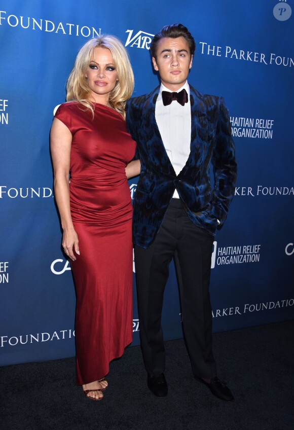 Pamela Anderson et son fils Brandon Lee - Gala de la fondation de Sean Penn pour Haïti, J/P Haitian Relief Organization, à Los Angeles le 9 janvier 2016.
