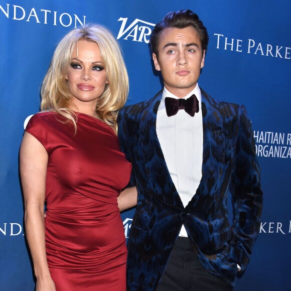 Pamela Anderson et son fils Brandon Lee - Gala de la fondation de Sean Penn pour Haïti, J/P Haitian Relief Organization, à Los Angeles le 9 janvier 2016.