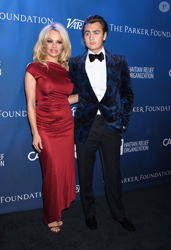 Pamela Anderson et son fils Brandon Lee - Gala de la fondation de Sean Penn pour Haïti, J/P Haitian Relief Organization, à Los Angeles le 9 janvier 2016.