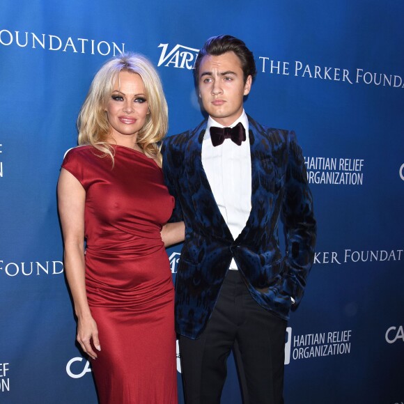 Pamela Anderson et son fils Brandon Lee - Gala de la fondation de Sean Penn pour Haïti, J/P Haitian Relief Organization, à Los Angeles le 9 janvier 2016.