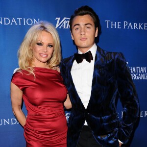 Pamela Anderson et son fils Brandon Lee - Gala de la fondation de Sean Penn pour Haïti, J/P Haitian Relief Organization, à Los Angeles le 9 janvier 2016.