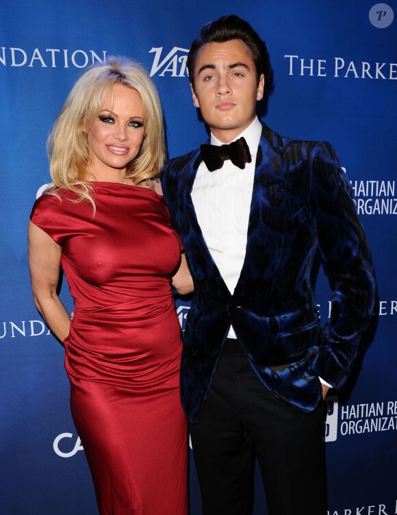 Pamela Anderson et son fils Brandon Lee - Gala de la fondation de Sean Penn pour Haïti, J/P Haitian Relief Organization, à Los Angeles le 9 janvier 2016.