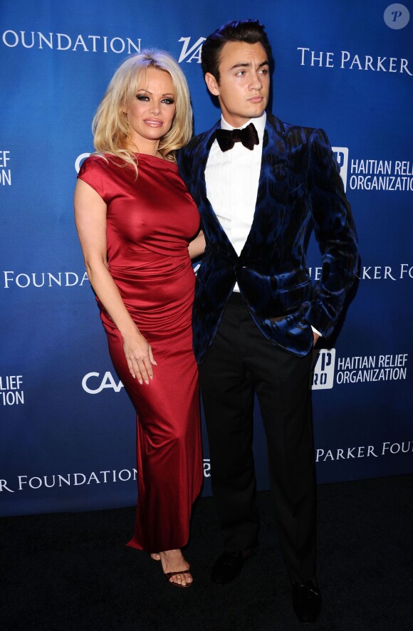 Pamela Anderson et son fils Brandon Lee - Gala de la fondation de Sean Penn pour Haïti, J/P Haitian Relief Organization, à Los Angeles le 9 janvier 2016.