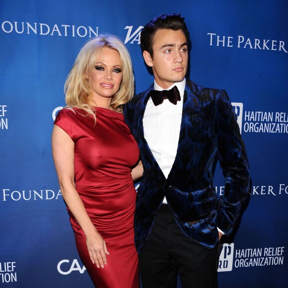 Pamela Anderson et son fils Brandon Lee - Gala de la fondation de Sean Penn pour Haïti, J/P Haitian Relief Organization, à Los Angeles le 9 janvier 2016.