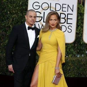 Jennifer Lopez et son compagnon Casper Smart - 73e cérémonie annuelle des Golden Globe Awards à Beverly Hills, le 10 janvier 2016.