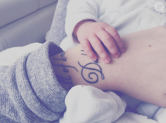 Aurélie Van Daelen dévoile la première photo de son fils Pharell. On peut voir son adorable petite main. Janvier 2016.