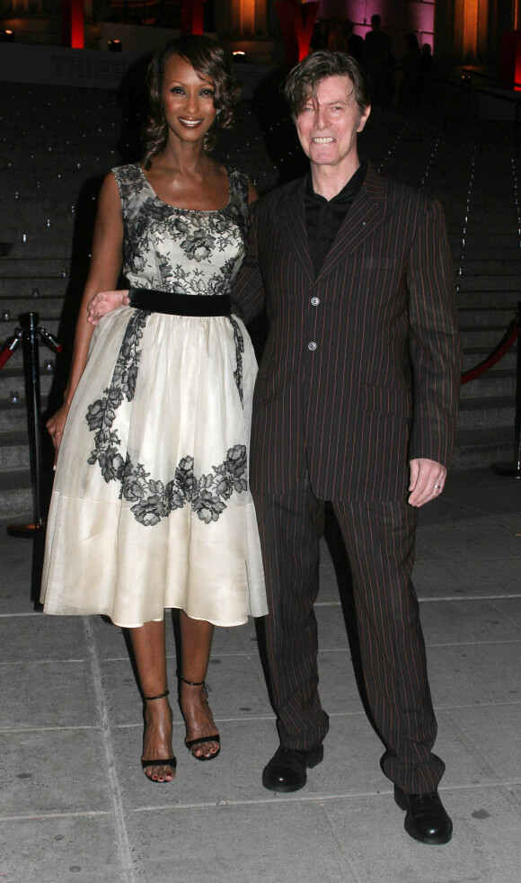 David Bowie et sa femme Iman à la soirée Vanity Fair pendant le festival du film de TriBeCa le 20 avril 2005 à New York