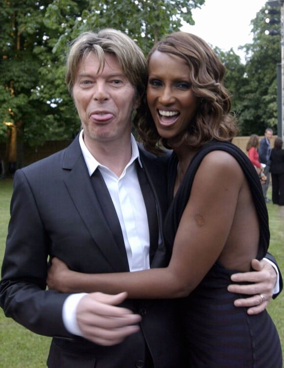David Bowie en juillet 2002 avec Iman à la galerie Serpentine à Londres.