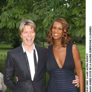 David Bowie et sa femme Iman à la galerie Serpentine à Londres en juillet 2002