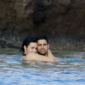 Semi-Exclusif - Demi Lovato et son petit-ami Wilmer Valderrama, très amoureux, se baignent lors de leurs vacances avec des amis à Saint-Barthélemy, le 16 décembre 2015.