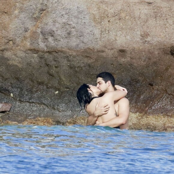 Semi-Exclusif - Demi Lovato et son petit-ami Wilmer Valderrama, très amoureux, se baignent lors de leurs vacances avec des amis à Saint-Barthélemy, le 16 décembre 2015