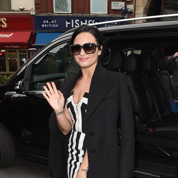 Demi Lovato (sac Chanel en forme de coeur) se rend sur le plateau du studio de la radio 1 pour le lancement de son nouvel album à Londres le 9 novembre 2015.