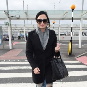 Demi Lovato sort d'un immeuble de bureaux et se rend à l'aéroport à Londres, le 9 novembre 2015.