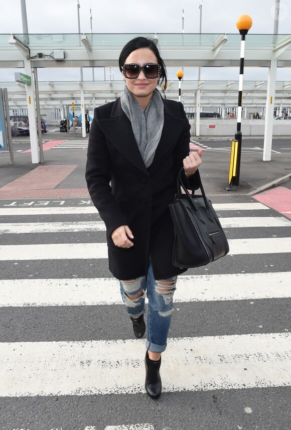 Demi Lovato sort d'un immeuble de bureaux et se rend à l'aéroport à Londres, le 9 novembre 2015.