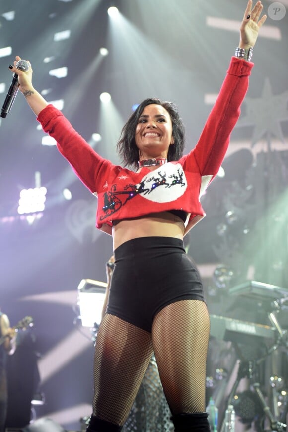 Demi Lovato sur la scène du Y100 Jingle Ball en Floride, le 18 décembre 2015