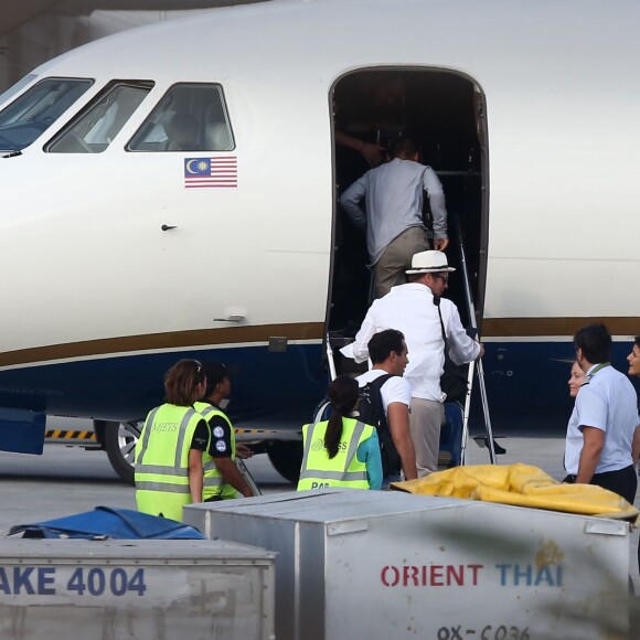 Angelina Jolie, Brad Pitt et leurs enfants Shiloh, Vivienne, Knox, Maddox, Pax, et Zahara Jolie-Pitt quittent Phuket à bord d'un jet privé pour le Cambodge où Angelina tourne son dernier film "First They Killed My Father" le 1er janvier 2016.