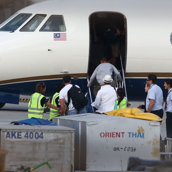 Angelina Jolie, Brad Pitt et leurs enfants Shiloh, Vivienne, Knox, Maddox, Pax, et Zahara Jolie-Pitt quittent Phuket à bord d'un jet privé pour le Cambodge où Angelina tourne son dernier film "First They Killed My Father" le 1er janvier 2016.