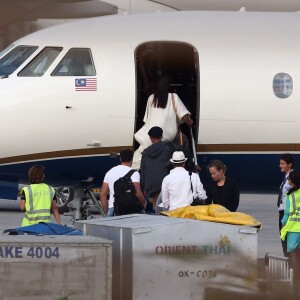 Angelina Jolie, Brad Pitt et leurs enfants Shiloh, Vivienne, Knox, Maddox, Pax, et Zahara Jolie-Pitt quittent Phuket à bord d'un jet privé pour le Cambodge où Angelina tourne son dernier film "First They Killed My Father" le 1er janvier 2016.