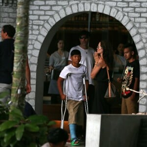 Exclusif - Angelina Jolie, son frère James Haven, et ses enfants Pax (en béquilles à cause de sa jambe cassée suite à son accident de jet-ski) et Maddox Jolie-Pitt font du shopping dans un centre commercial à Phuket. À la sortie du centre commercial, se trouve la porte d'un temple hindou devant laquelle Angelina s'est arrêtée pour prier et se recueillir avec sa famille, le 27 décembre 2015.