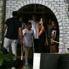Exclusif - Angelina Jolie, son frère James Haven, et ses enfants Pax (en béquilles à cause de sa jambe cassée suite à son accident de jet-ski) et Maddox Jolie-Pitt font du shopping dans un centre commercial à Phuket. À la sortie du centre commercial, se trouve la porte d'un temple hindou devant laquelle Angelina s'est arrêtée pour prier et se recueillir avec sa famille, le 27 décembre 2015.