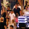 Exclusif - Angelina Jolie, son frère James Haven, et ses enfants Pax (en béquilles à cause de sa jambe cassée suite à son accident de jet-ski) et Maddox Jolie-Pitt font du shopping dans un centre commercial à Phuket, le 27 décembre 2015.