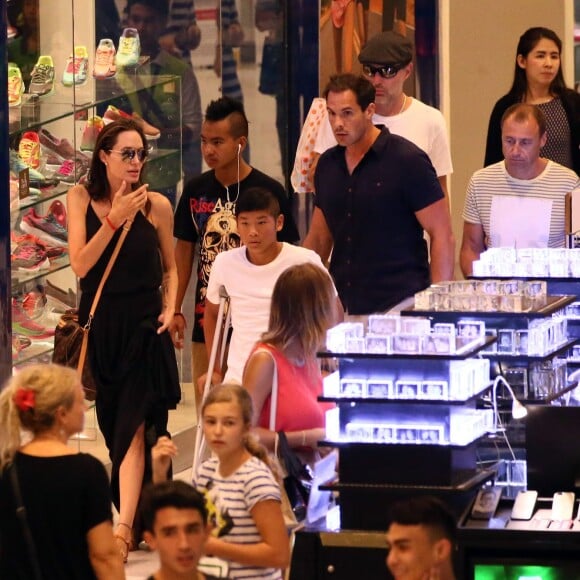 Exclusif - Angelina Jolie, son frère James Haven, et ses enfants Pax (en béquilles à cause de sa jambe cassée suite à son accident de jet-ski) et Maddox Jolie-Pitt font du shopping dans un centre commercial à Phuket, le 27 décembre 2015.