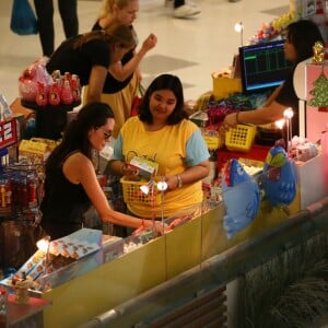 Exclusif - Angelina Jolie, son frère James Haven, et ses enfants Pax (en béquilles à cause de sa jambe cassée suite à son accident de jet-ski) et Maddox Jolie-Pitt font du shopping dans un centre commercial à Phuket, le 27 décembre 2015.